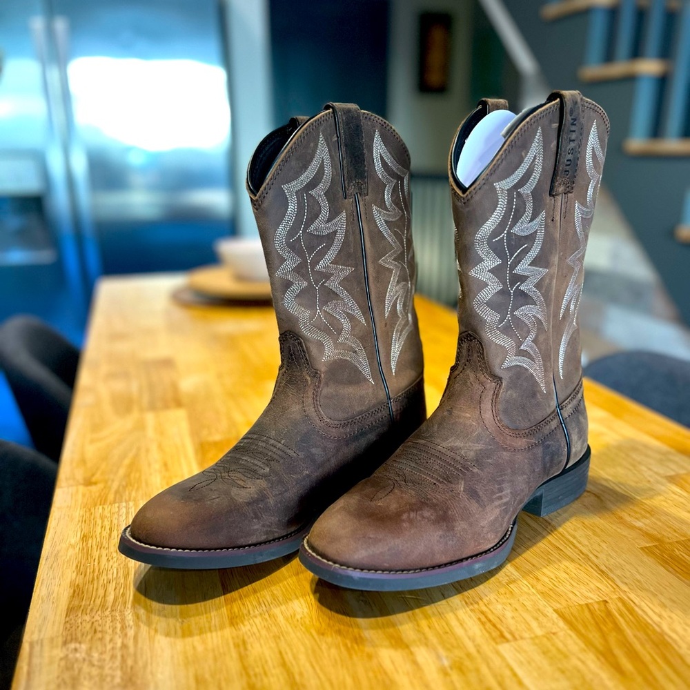 NWOT Justin Boots Buster 11’ Stampede cowboy boot. Men’s size 9D
